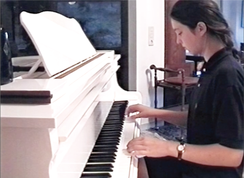 thumbnail-homevideo-stephi-piano.png